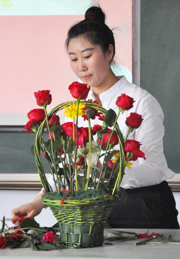 李媛媛同学的插花艺术表演